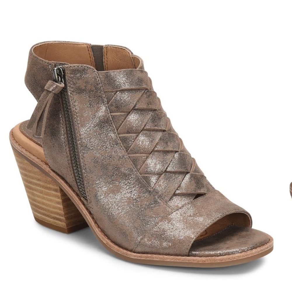 Sofft soft sandals open toe like new in size 7.5 smoke suede (metallic) color